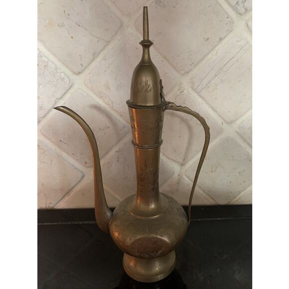 Vintage Etched Brass Aftaba Pitcher Ewer with Hinged Lid / Handle India - Picture 2 of 7